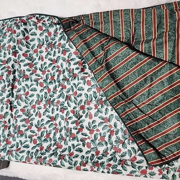 REVERSIBLE  CHRISTMAS DECORATIVE TABLE TOPPER. - Picture 1 of 4